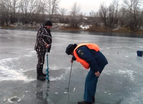 Волгоградцам объяснили, что делать, если лед ушел из-под ног